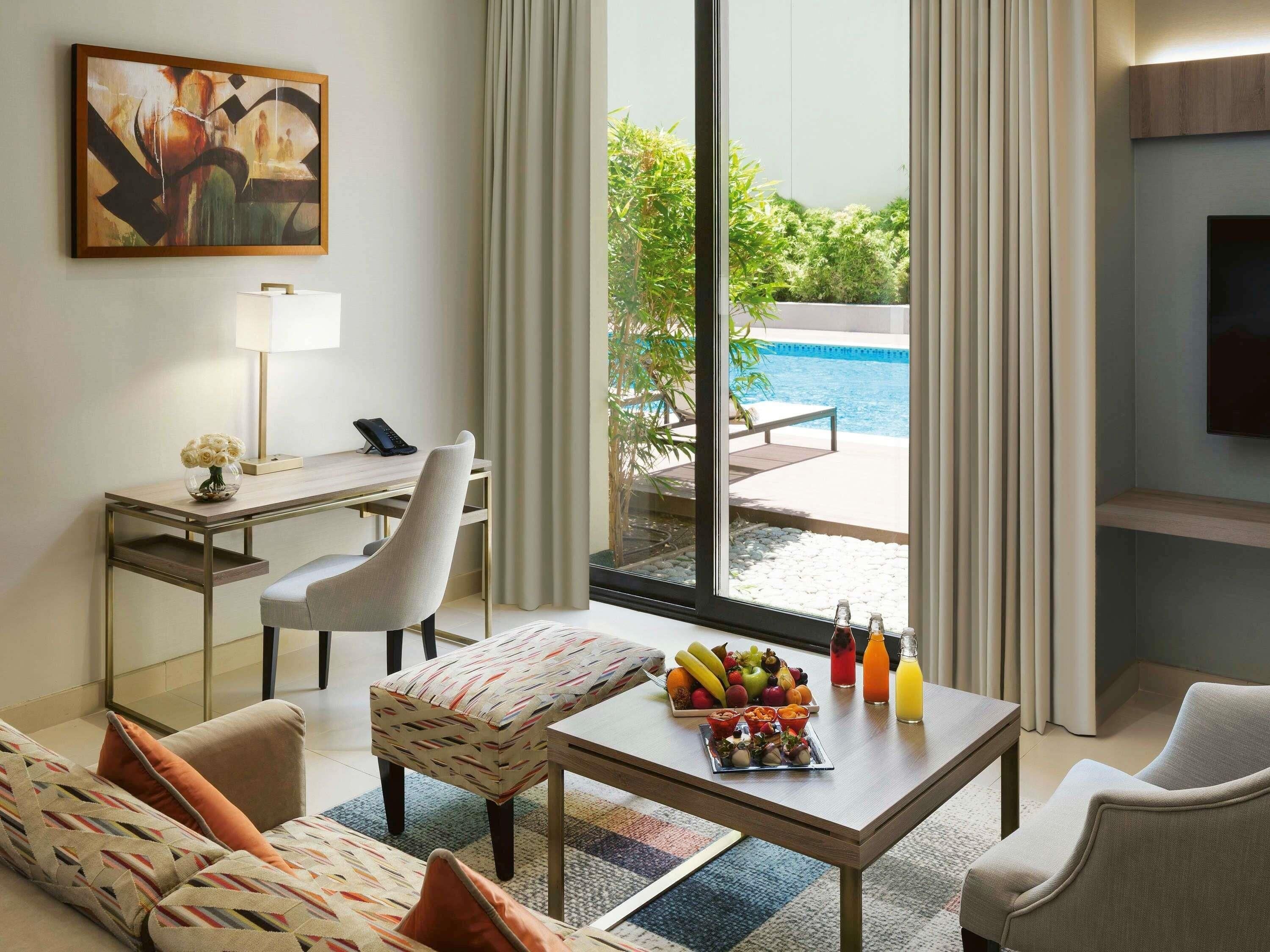 Minibar, Zimmersafe, Schreibtisch, Verdunkelungsvorhänge