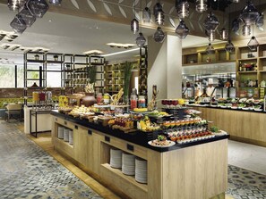 2 restaurantes; se sirve desayuno, almuerzo y cena; cocina india