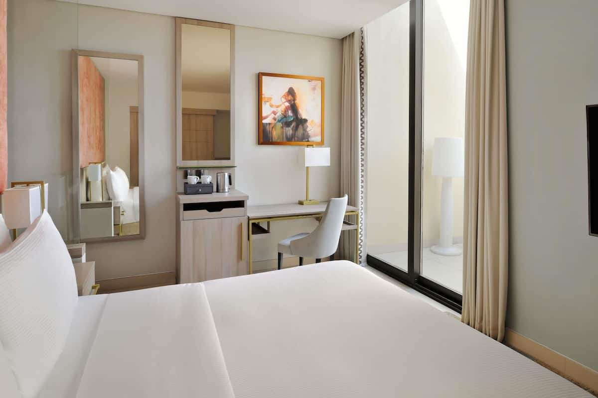 Klassieke kamer, 1 kingsize bed (City Side) | 1 slaapkamer, een minibar, een kluis op de kamer, een bureau