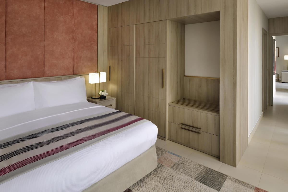 deluxe suite, 1 king bed | 1 bedroom, minibar, in-room safe, desk