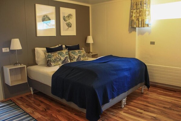 Vierbettzimmer, Gemeinschaftsbad | Individuell dekoriert, individuell eingerichtet, Verdunkelungsvorhänge