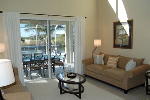 Huvila, 5 makuuhuonetta, yksityinen uima-allas (3 Bathrooms) | Olohuone | Televisio