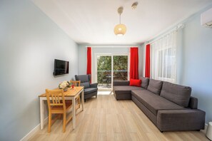 Suite Confort, 1 cama de matrimonio con sofá cama, balcón, vistas al mar | 1 dormitorio, sábanas de algodón egipcio, ropa de cama de alta calidad