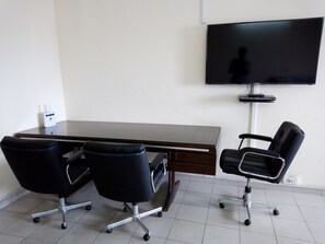 Escritorio, camas extra, wifi gratis y ropa de cama