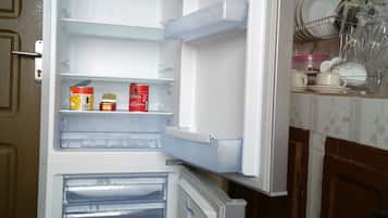 Full-size fridge, oven, stovetop, coffee/tea maker
