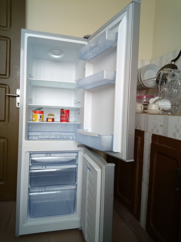 Refrigerador con freezer, horno, placa de cocina, cafetera/tetera