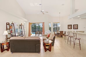 Ferienhaus, 3 Schlafzimmer, eigener Pool, Kanalblick (2 Bathrooms) | Wohnbereich