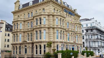 Un edificio histórico con arquitectura ornamentada, un letrero llamativo que dice “CHAT SMOR” y una fachada bien conservada.