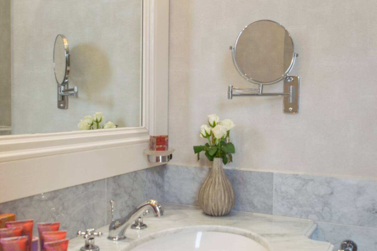 junior suite, sea view | bathroom | free toiletries, hair dryer, towels, soap