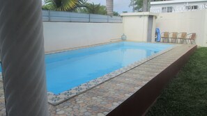 Utomhuspool och solstolar