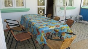 Full-size fridge, microwave, oven, stovetop - Private Vacation Home/Pool For 1-10 Persons (Grand-Baie)