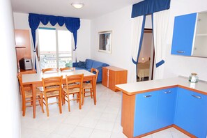 Standard Studio, Balcony | In-room dining