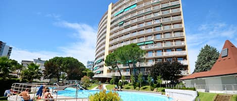 Una piscina al aire libre de temporada