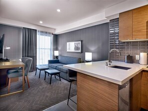 Standard-Suite, 1 King-Bett und Schlafsofa, Küche | Hochwertige Bettwaren, Zimmersafe, Schreibtisch