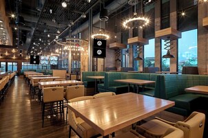 Se sirven desayunos, almuerzos y cenas; cocina fusión