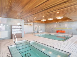 Una piscina cubierta