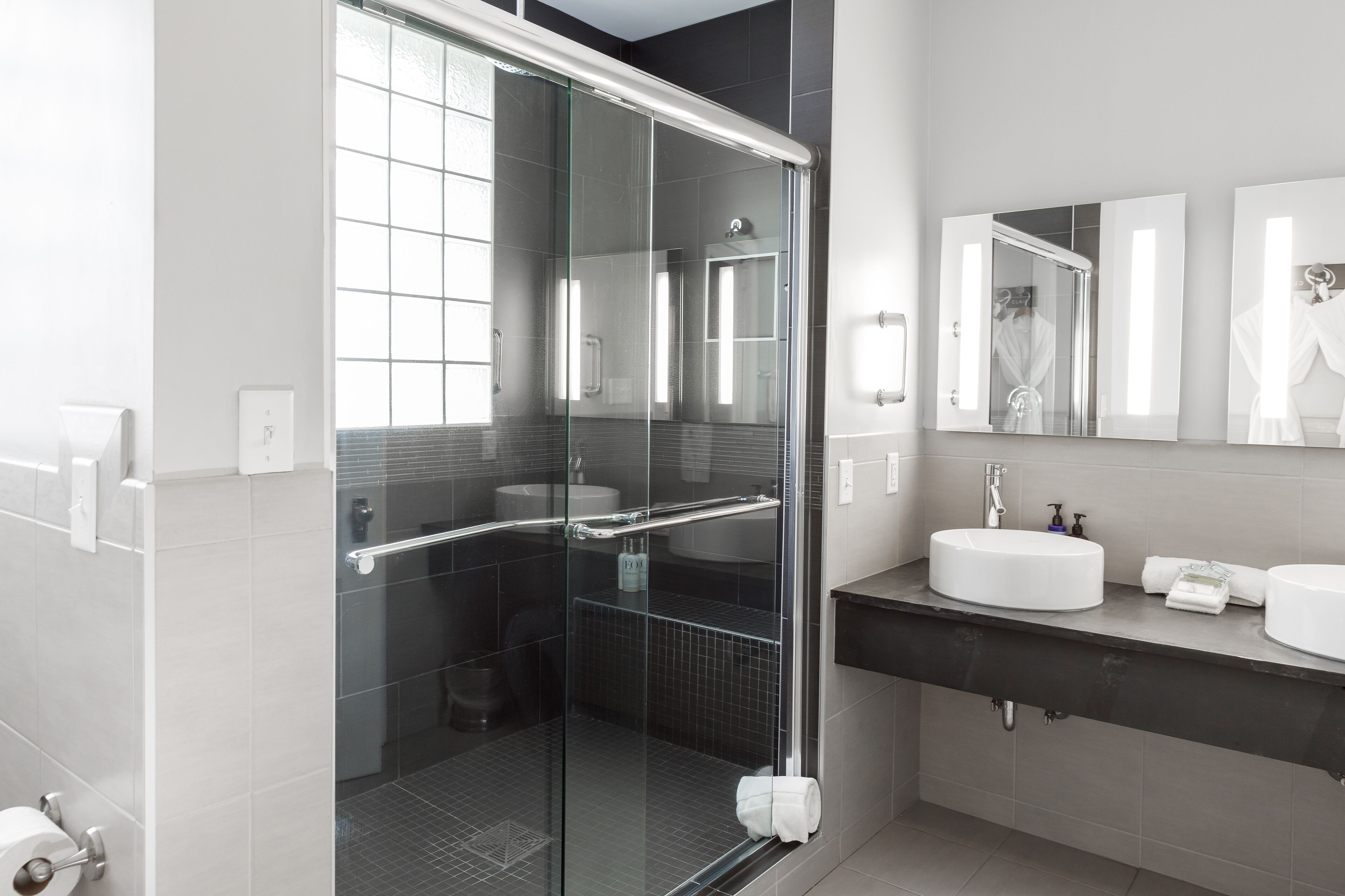 deluxe suite, kitchenette | bathroom | combined shower/bathtub, free toiletries, hair dryer, towels