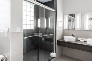 Bañera con ducha, artículos de tocador gratuitos, secador de pelo