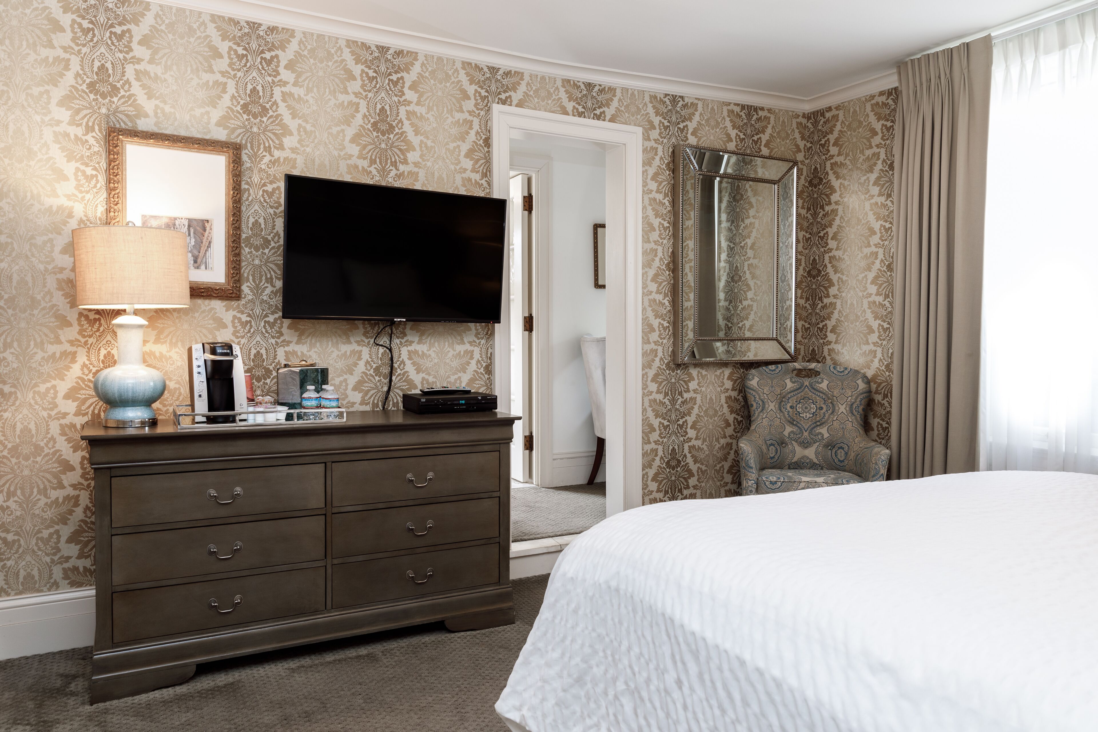 comfort single room, 1 king bed | 1 bedroom, down duvets, individually decorated, individually furnished