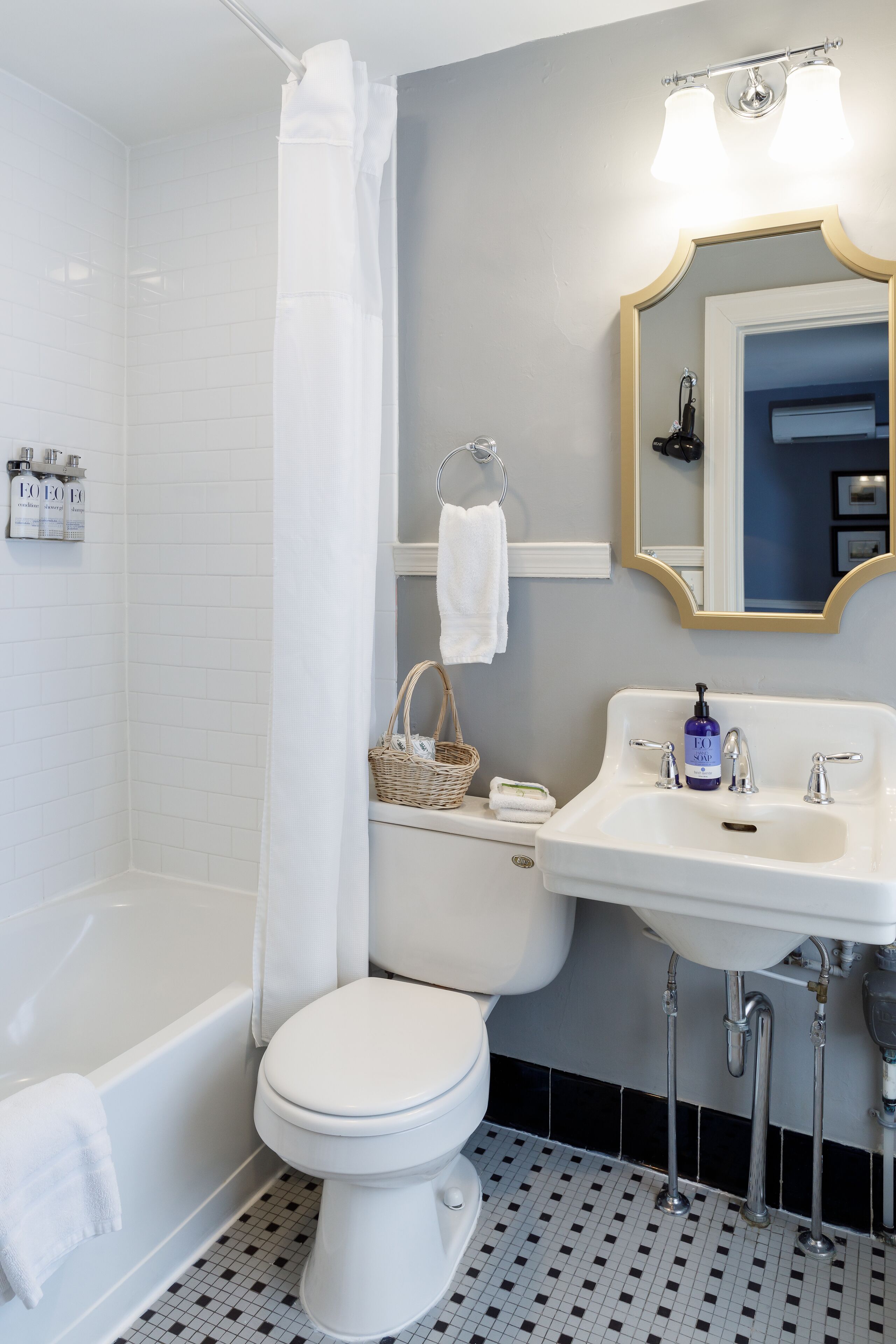 comfort single room | bathroom | combined shower/bathtub, free toiletries, hair dryer, towels