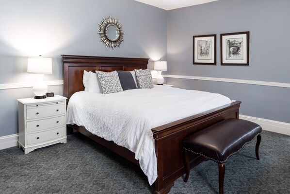 Chambre simple Confort | Couette en duvet, décor unique, ameublement unique