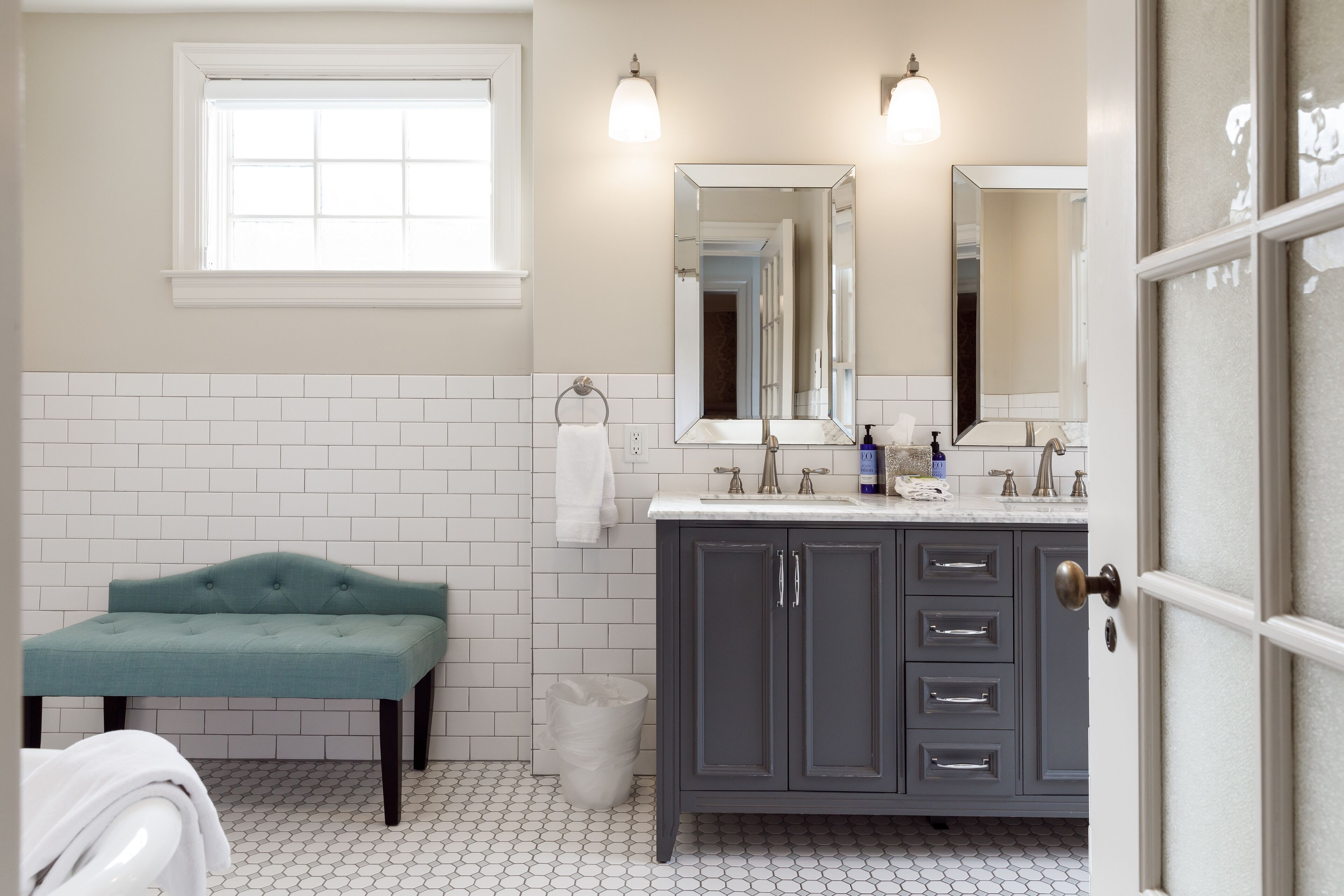 comfort single room, 1 king bed | bathroom | combined shower/bathtub, free toiletries, hair dryer, towels