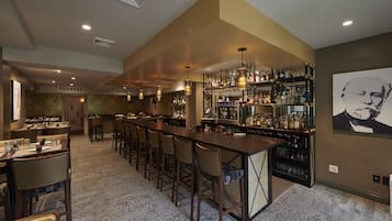 4 bares o lounges