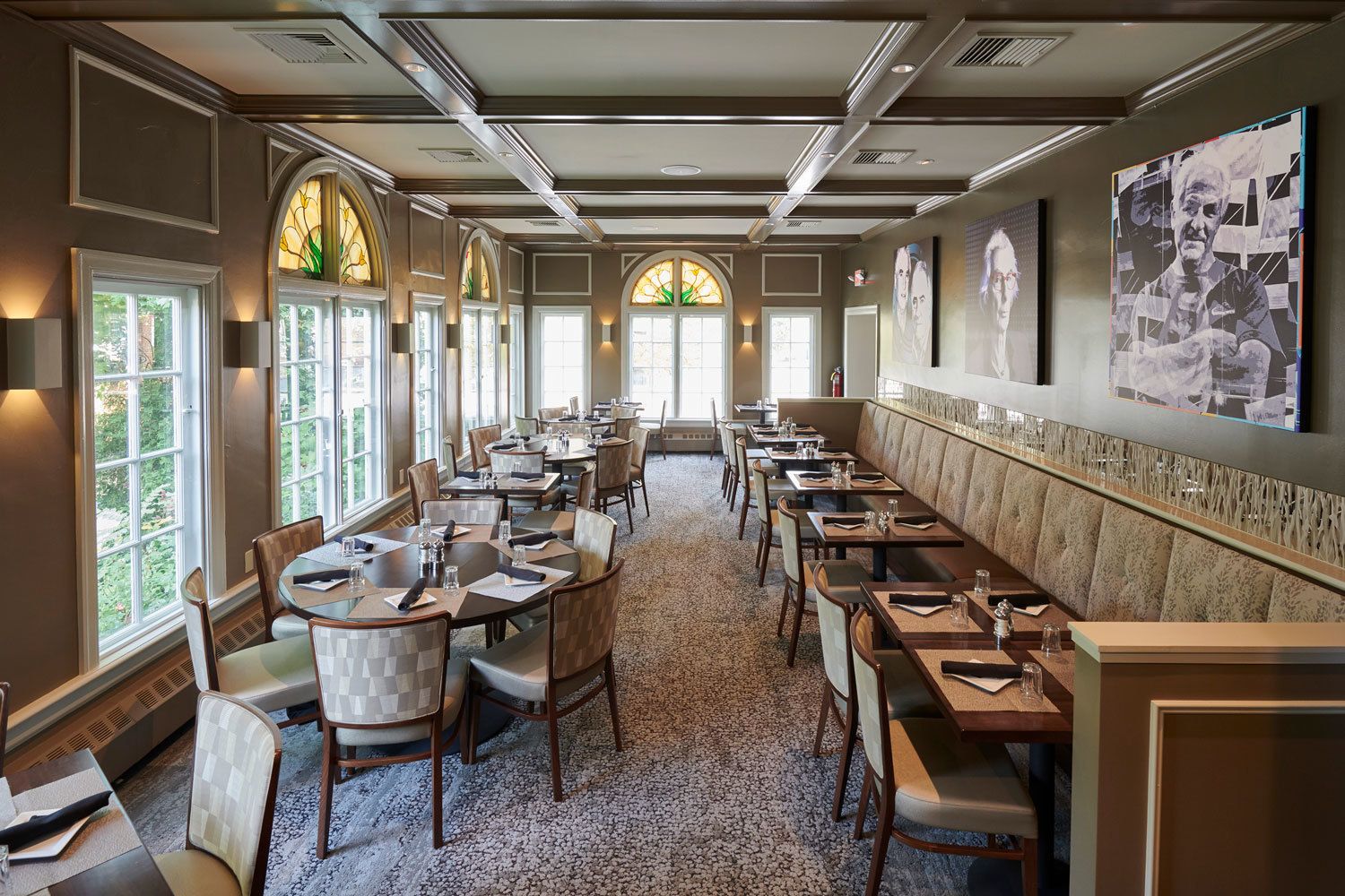 2 restaurants, dinner served, international cuisine