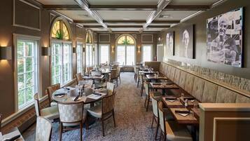 2 restaurants servant le dîner, spécialités Cuisine internationale