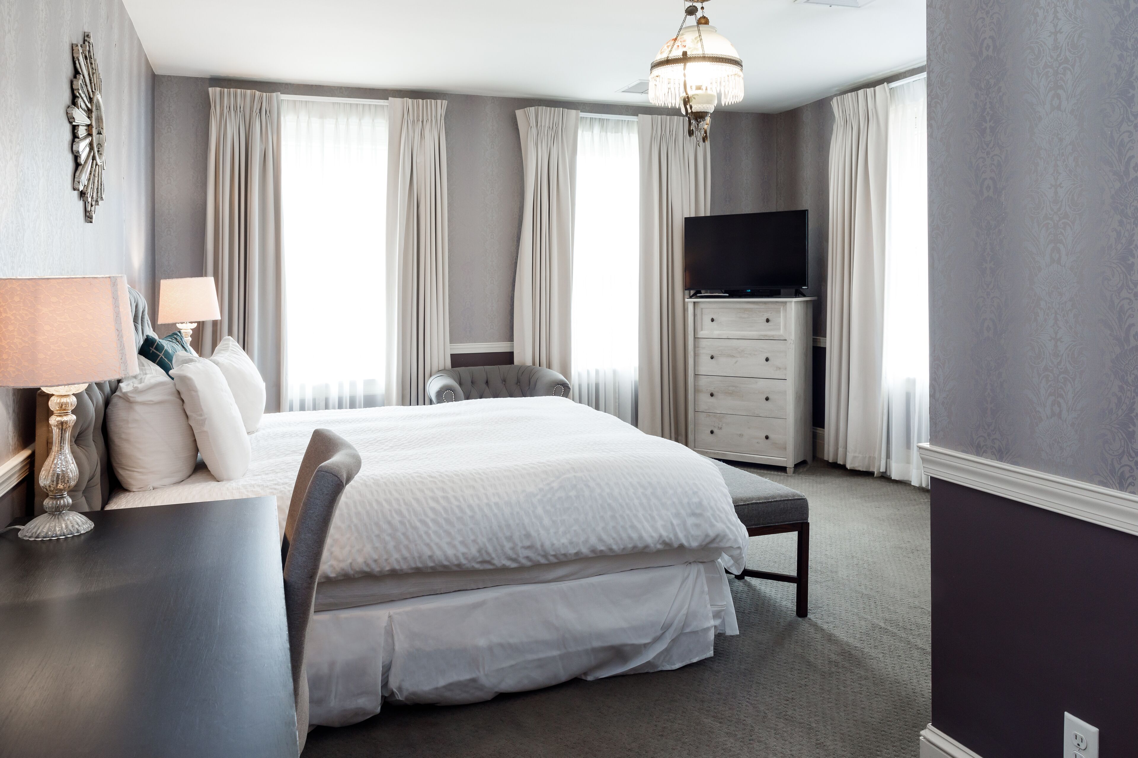 comfort single room, 1 king bed | 1 bedroom, down duvets, individually decorated, individually furnished