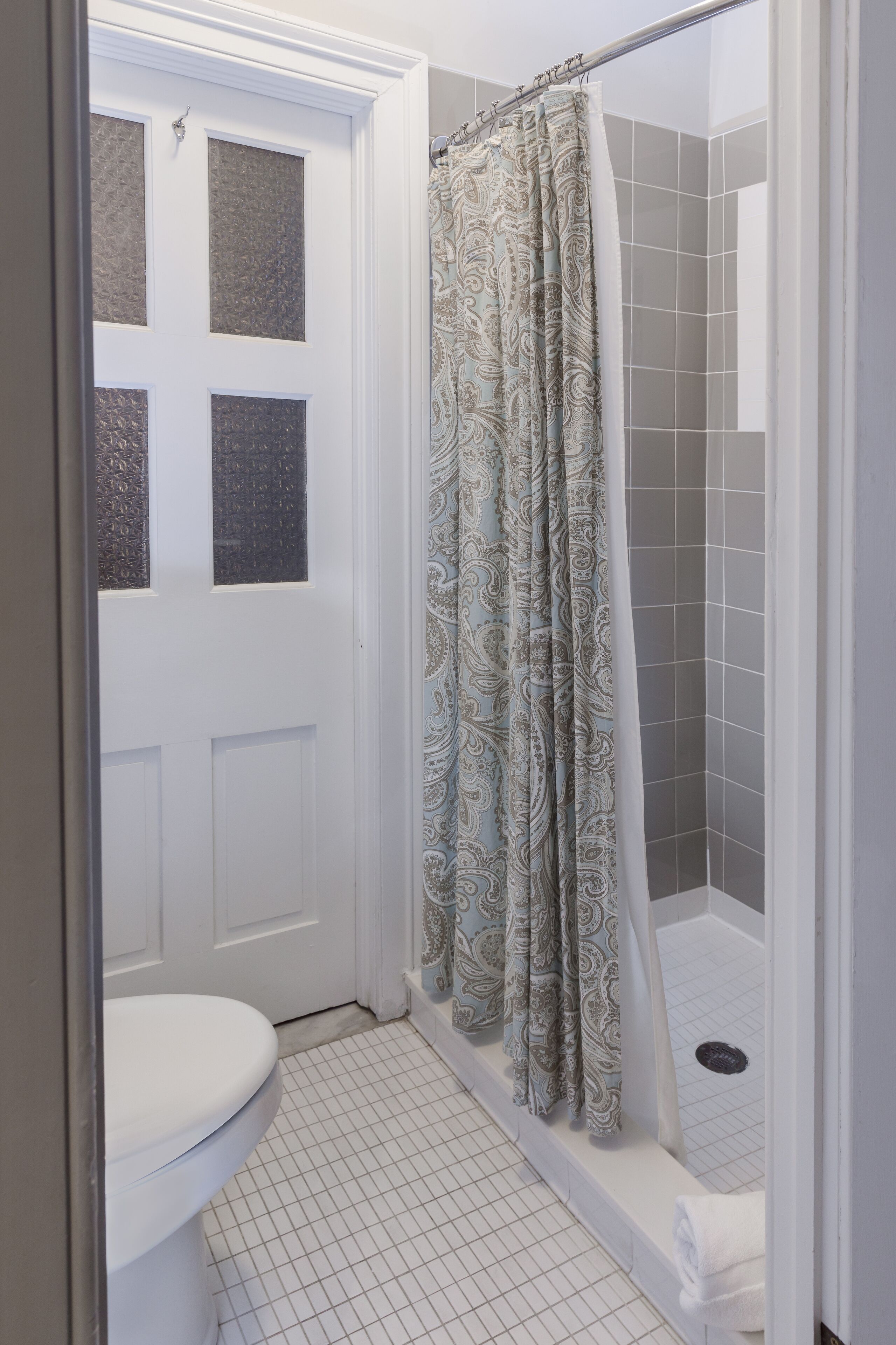 comfort single room, kitchenette | bathroom | combined shower/bathtub, free toiletries, hair dryer, towels