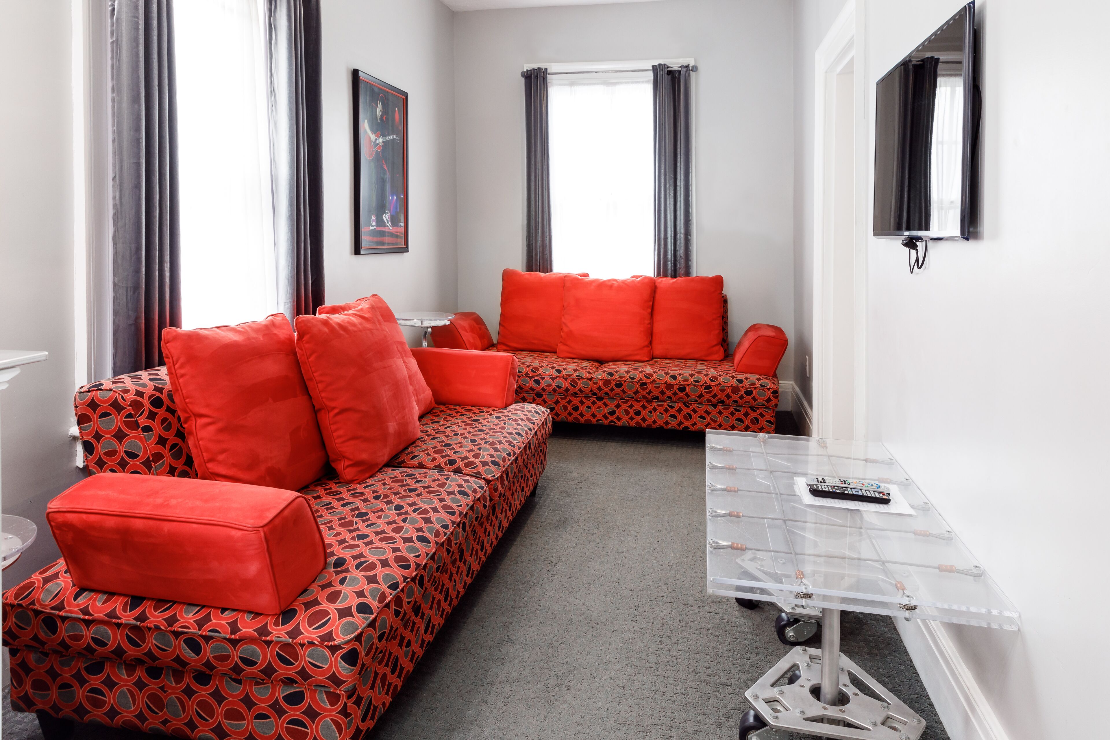 deluxe suite, kitchenette | living area | flat-screen tv