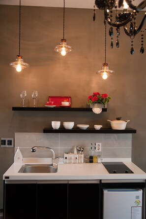 Superior Double Room (A) | Private kitchenette | Fridge, microwave, stovetop, electric kettle - Grid 1398 Pension (Namhae)