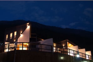 Fassade der Unterkunft – Abend/Nacht