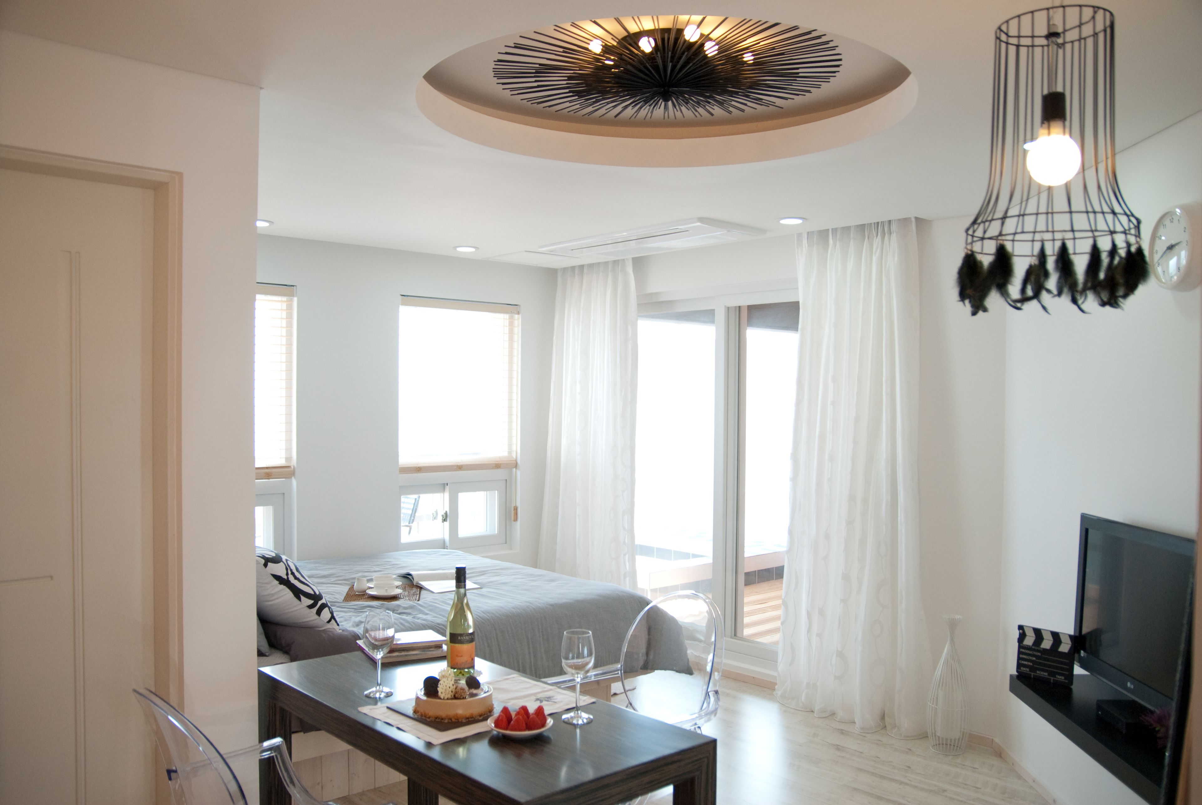 Deluxe Double Room (B) | Living area | 32-inch flat-screen TV with cable channels, TV