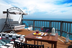 Deluxe Double Room (A) | Terrace/patio - Grid 1398 Pension (Namhae)
