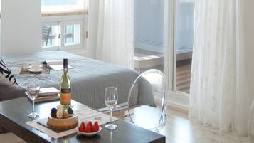 Deluxe Double Room (B) | Living area | 32-inch flat-screen TV with cable channels, TV