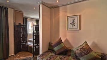 Suite, 1 llit doble, no fumadors | Sala d'estar | Televisor de pantalla plana