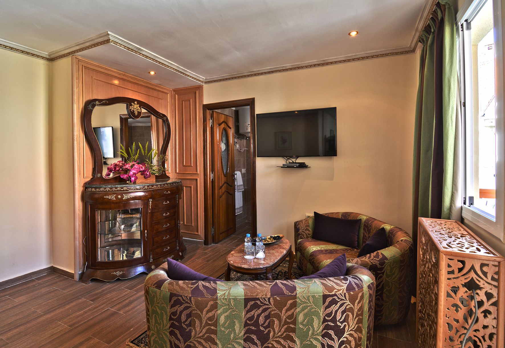 Suite, 1 Double Bed, Non Smoking | Living area | Flat-screen TV