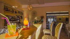 Bar (trong khuôn viên)