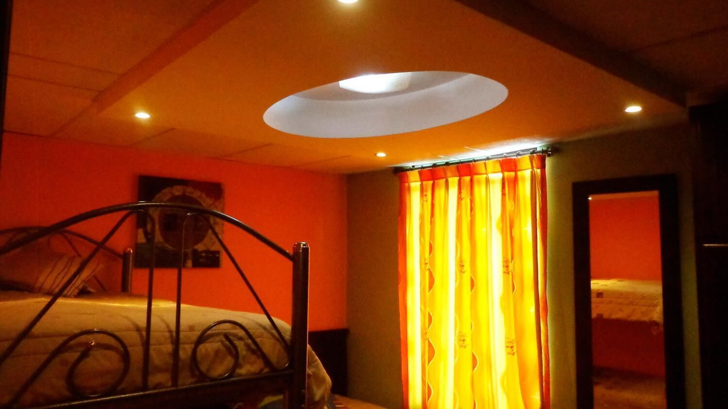 Meja, seterika/papan seterika, Wi-fi percuma, cadar katil 