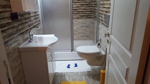 Ducha, artículos de tocador gratuitos, secador de pelo, pantuflas