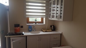Family House, 2 Bedrooms, Non Smoking, Lake View | Private kitchen