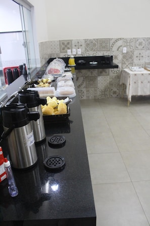 Café da manhã com buffet grátis todos os dias