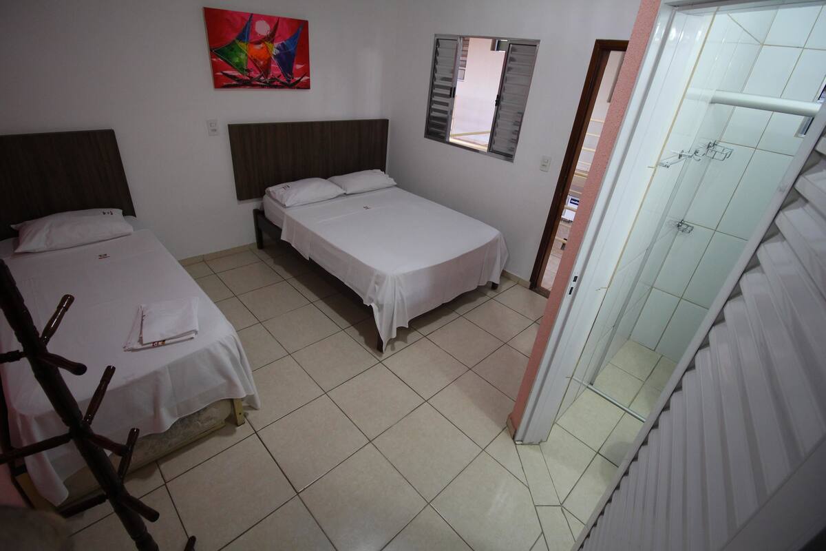 Suite luxo triplo para nao fumantes.3 adults | Minibar, accès au Wi-Fi (inclus), literie fournie