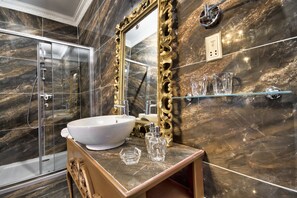 Memory-foam beds, minibar, in-room safe, individually decorated - Julina Boutique Living (Mosta)