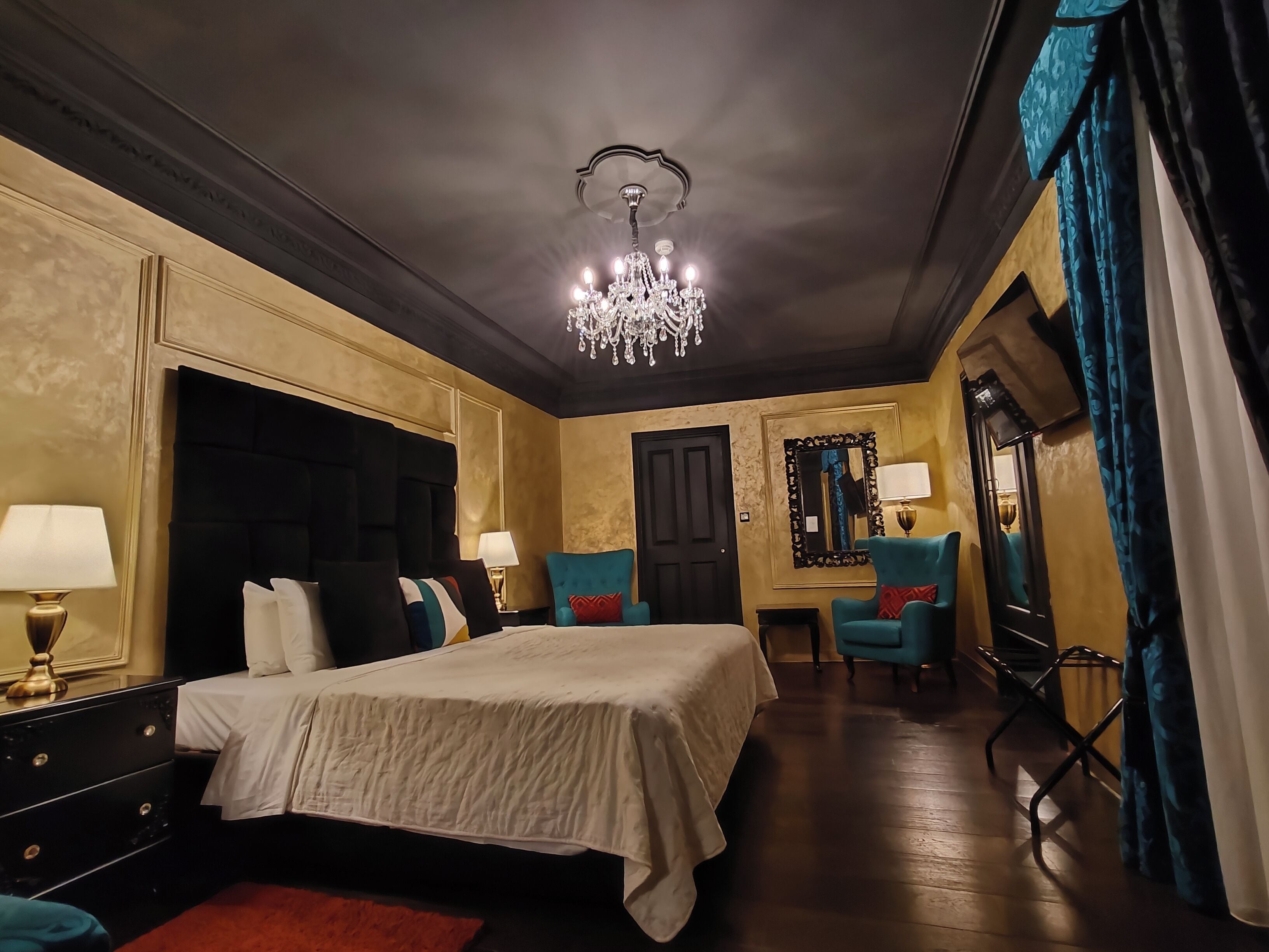 Suite Standard | Lit avec matelas en mousse à mémoire, minibar, coffre-fort, décor unique