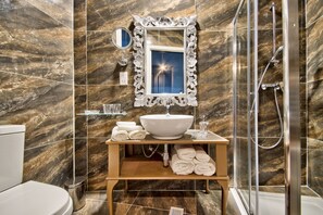 Suite Standard | Salle de bain | Douche, articles de toilette (gratuits), séchoir à cheveux, peignoirs