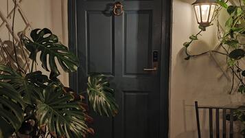 Junior dubbelrum | Memory foam-madrasser, minibar och värdeförvaringsskåp på rummet