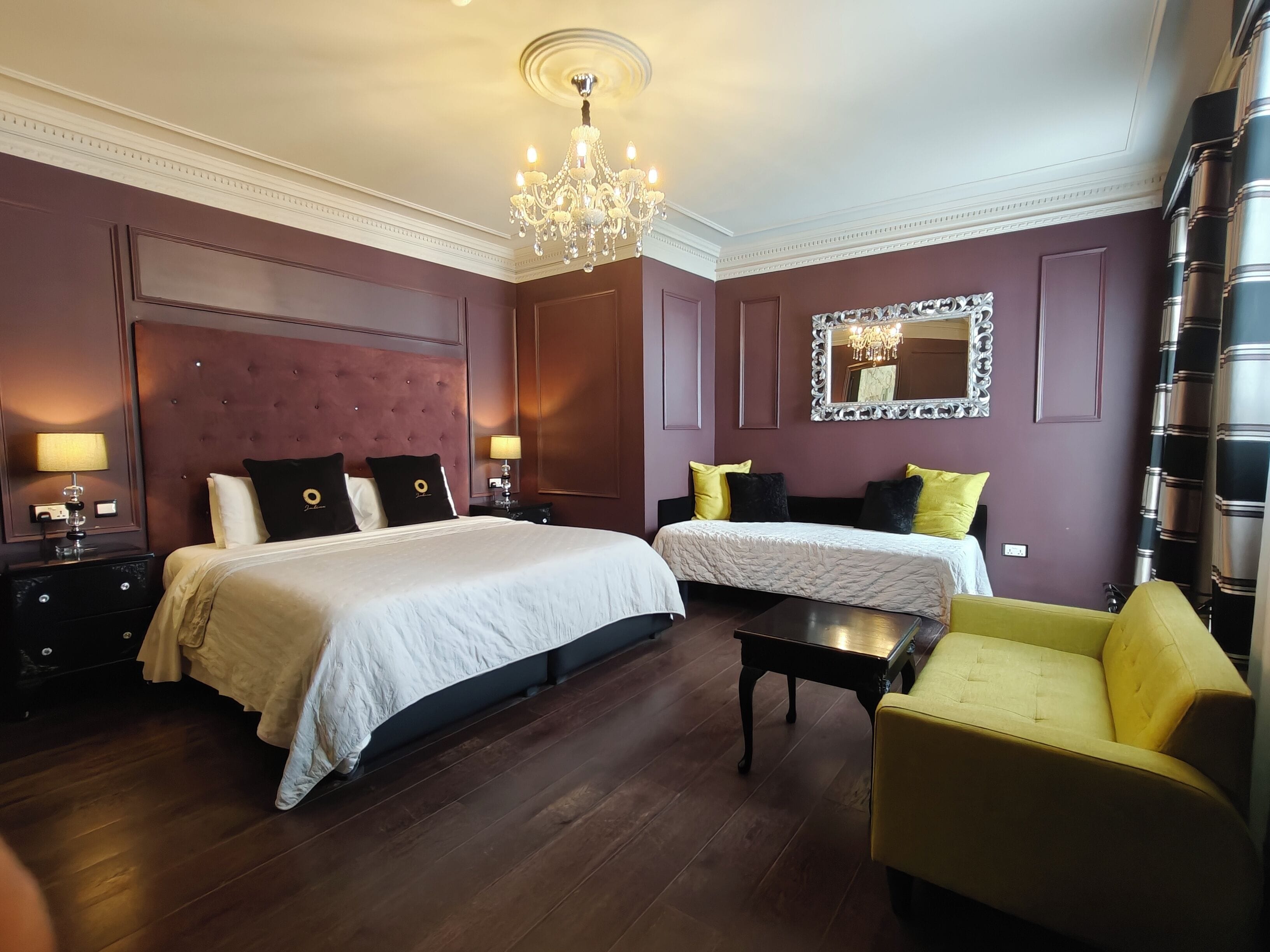 Suite, balcon, vue sur la cour intérieure | Lit avec matelas en mousse à mémoire, minibar, coffre-fort, décor unique